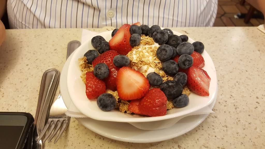 Three Guys | restaurant | 960 Madison Ave, New York, NY 10021, USA | 2126288108 OR +1 212-628-8108