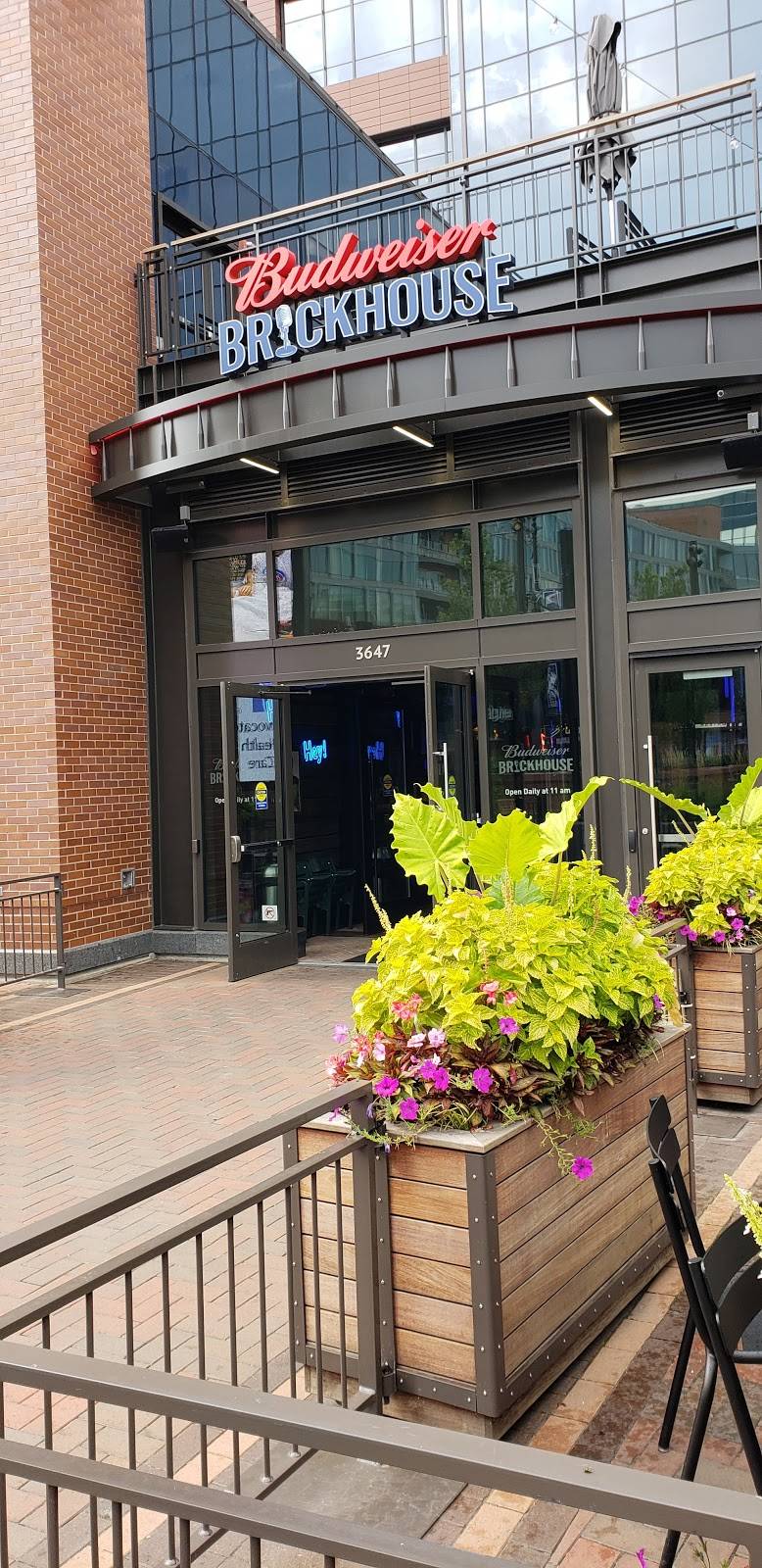 Budweiser Brickhouse Tavern | restaurant | 3647 N Clark St, Chicago, IL 60613, USA | 7733774770 OR +1 773-377-4770
