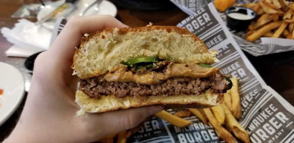 Milwaukee Burger Company | restaurant | 421 N Casaloma Dr, Appleton, WI 54913, USA | 9202023558 OR +1 920-202-3558