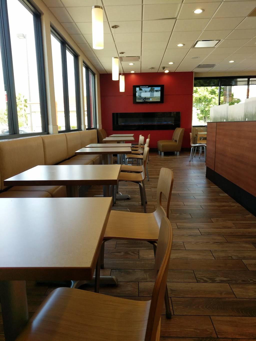 Wendys | restaurant | 8871 Bond Rd, Elk Grove, CA 95624, USA | 9166850620 OR +1 916-685-0620