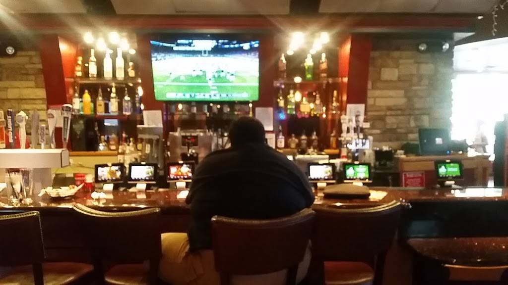 Red Robin Gourmet Burgers and Brews | restaurant | 170 W Hillcrest Dr, Thousand Oaks, CA 91360, USA | 8052301188 OR +1 805-230-1188