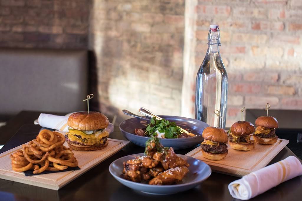 Rizzos Bar & Inn | restaurant | 3658 N Clark St, Chicago, IL 60613, USA | 7737998161 OR +1 773-799-8161