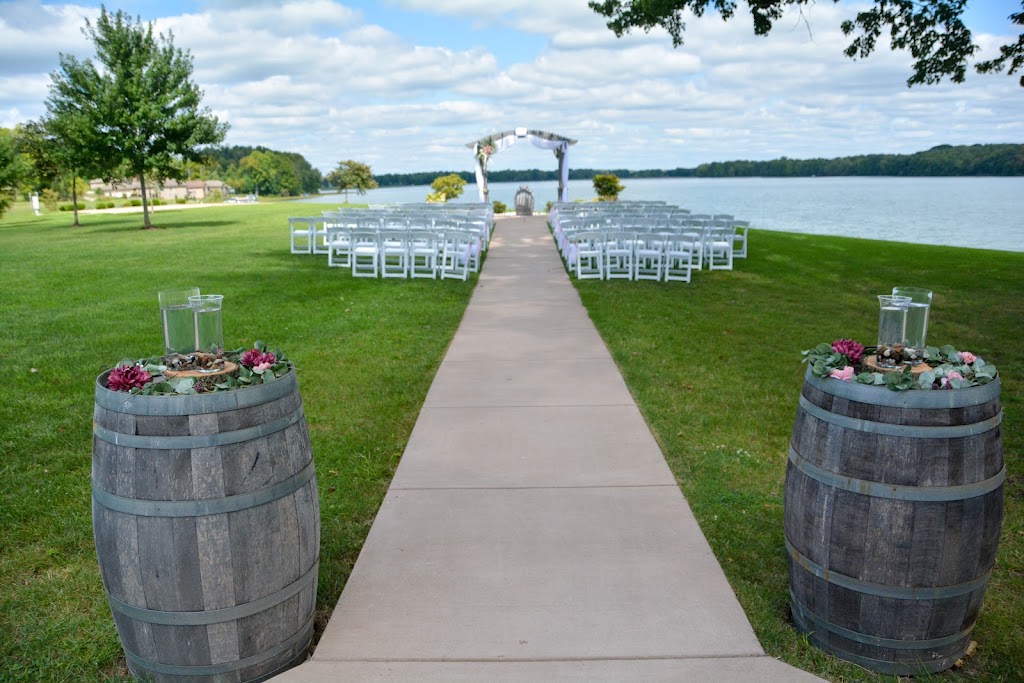 The Vineyards at Pine Lake | restaurant | 14101 Market St, Columbiana, OH 44408, USA | 2347593980 OR +1 234-759-3980