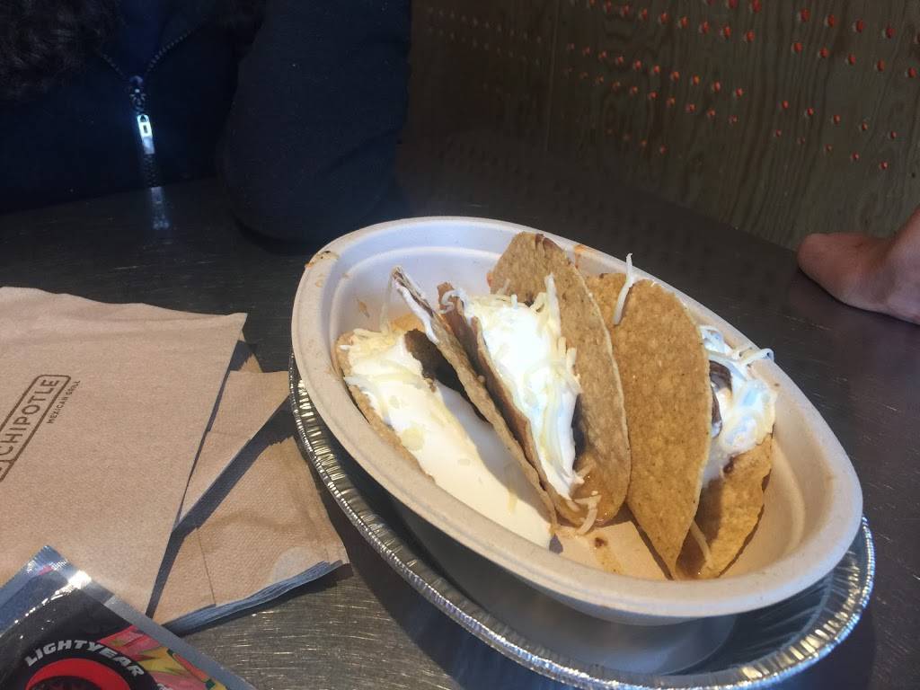 Chipotle Mexican Grill | restaurant | 371 Putnam Pike, Smithfield, RI 02917, USA | 4012336701 OR +1 401-233-6701