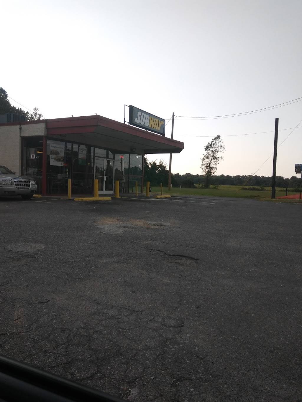 Subway | restaurant | 2953 S 3rd St, Memphis, TN 38109, USA | 9013452132 OR +1 901-345-2132