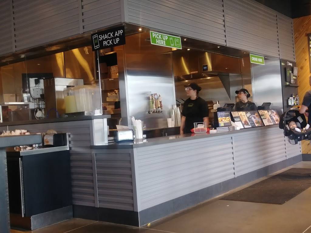 Shake Shack | restaurant | 2400 Fashion Center Blvd, Christiana, DE 19702, USA | 3025977417 OR +1 302-597-7417