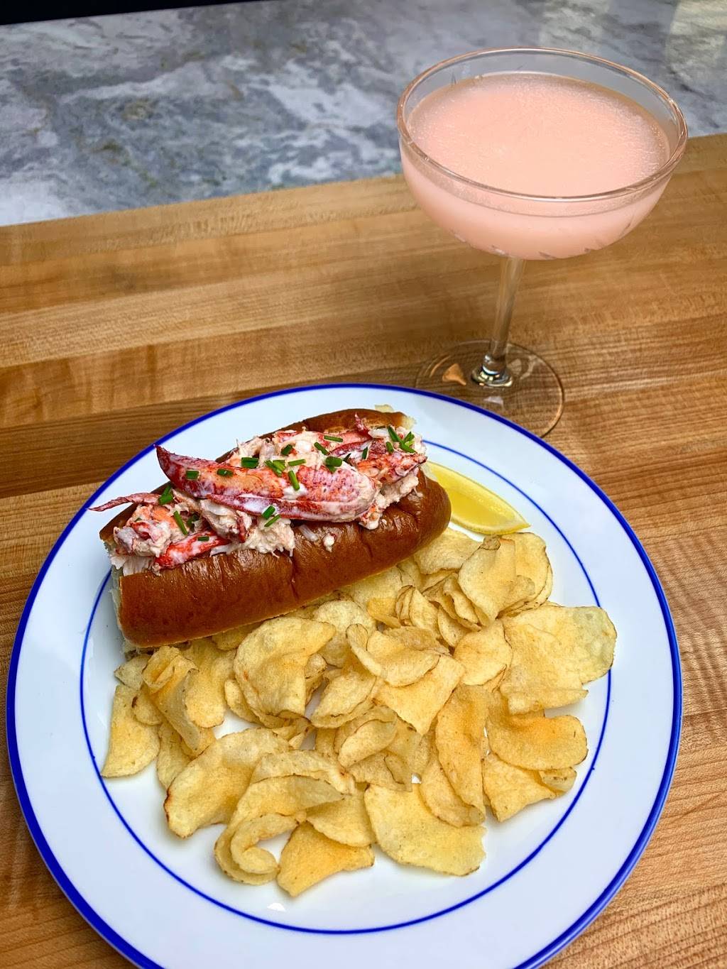 The Jetty Lobster & Raw Bar | restaurant | 73 Spring St, Charleston, SC 29403, USA | 8438017795 OR +1 843-801-7795