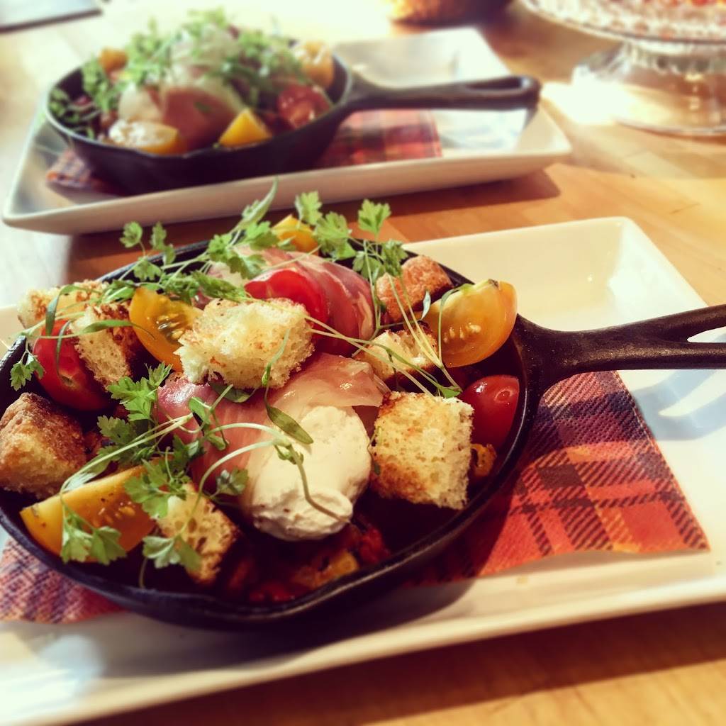 La Maison de ville - bed & bistro | restaurant | 353 Rue Saint-Patrice O, Magog, QC J1X 1W7, Canada | 8198682417 OR +1 819-868-2417