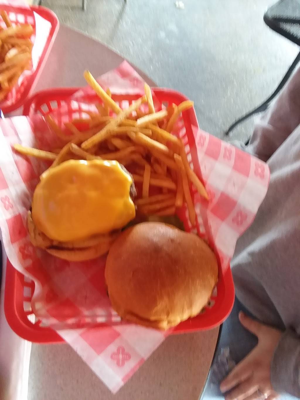 Peppers Bar & Grill | restaurant | 5452 Gravois Ave, St. Louis, MO 63116, USA | 3143529909 OR +1 314-352-9909