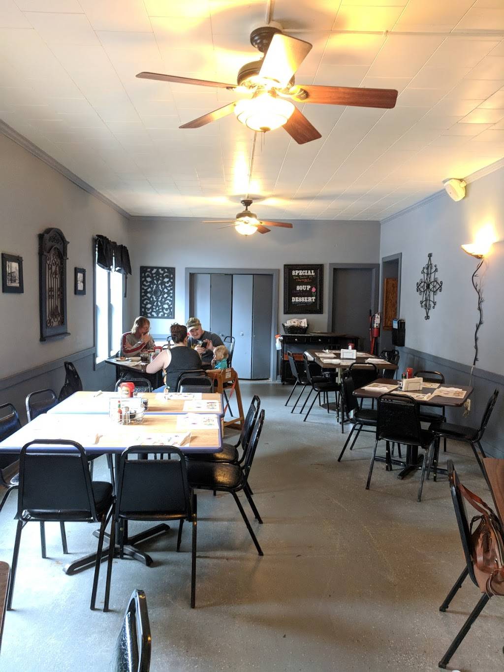 WingDam Saloon & Grill | restaurant | 1 N Shore Dr, Fountain City, WI 54629, USA | 6086874144 OR +1 608-687-4144