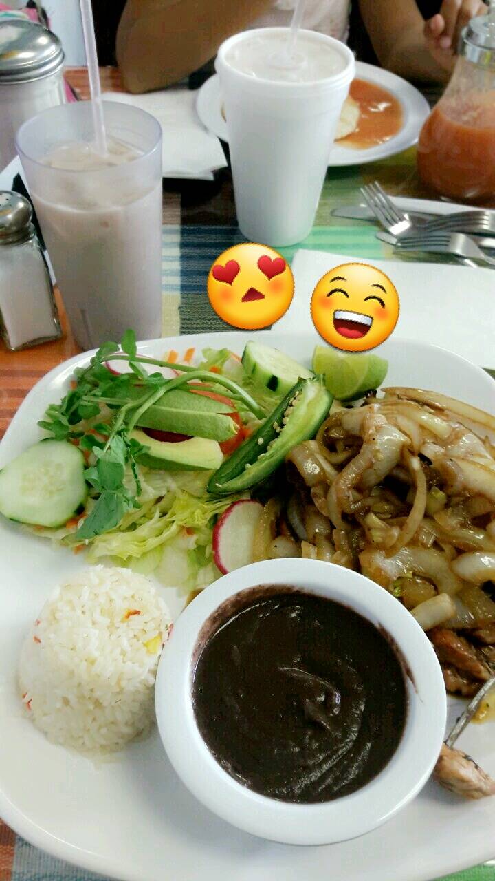 Menchitas | restaurant | 2116 South La Brea Ave, Los Angeles, CA 90016, USA | 3239343114 OR +1 323-934-3114