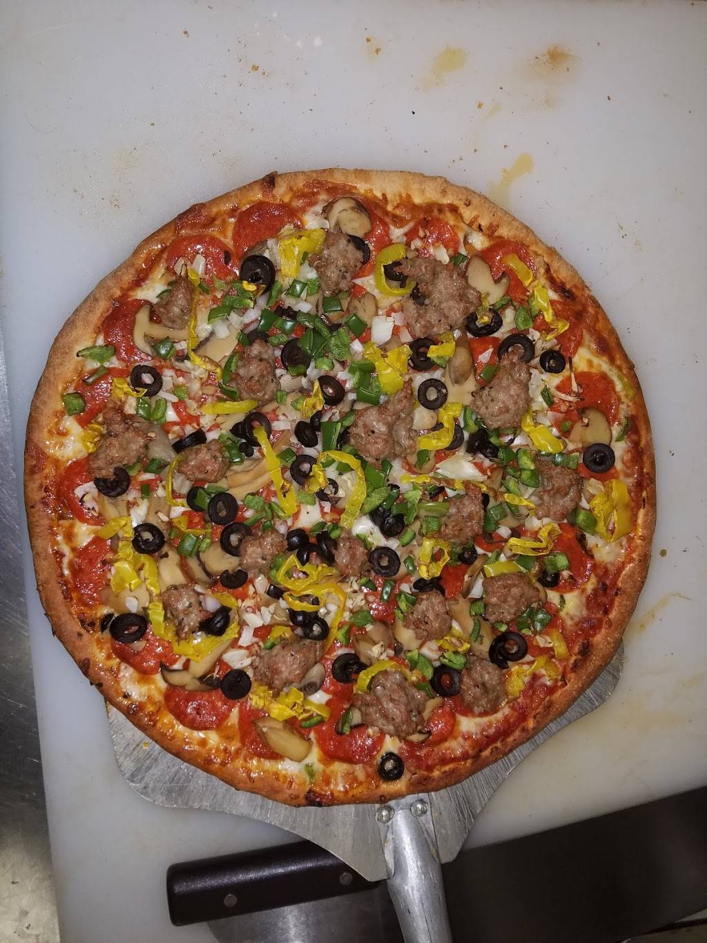 Giovannis Pizza | restaurant | 29320 Lorain Rd, North Olmsted, OH 44070, USA | 4406410000 OR +1 440-641-0000