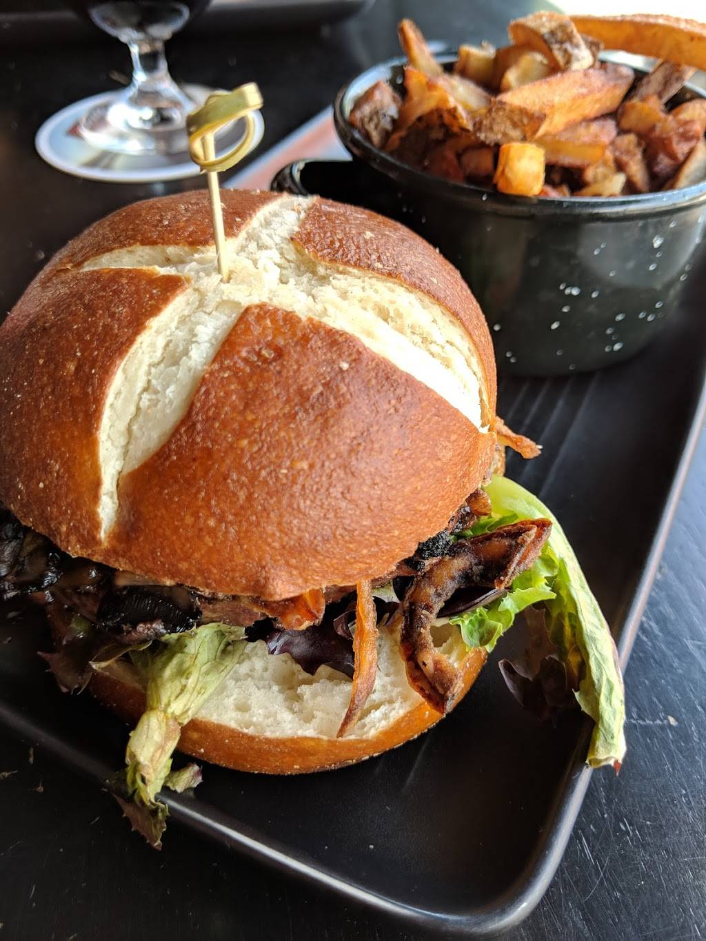 Restaurant Le Saint Sau Pub Gourmand | restaurant | 236 Rue Principale, Saint-Sauveur, QC J0R 1R0, Canada | 4502270218 OR +1 450-227-0218