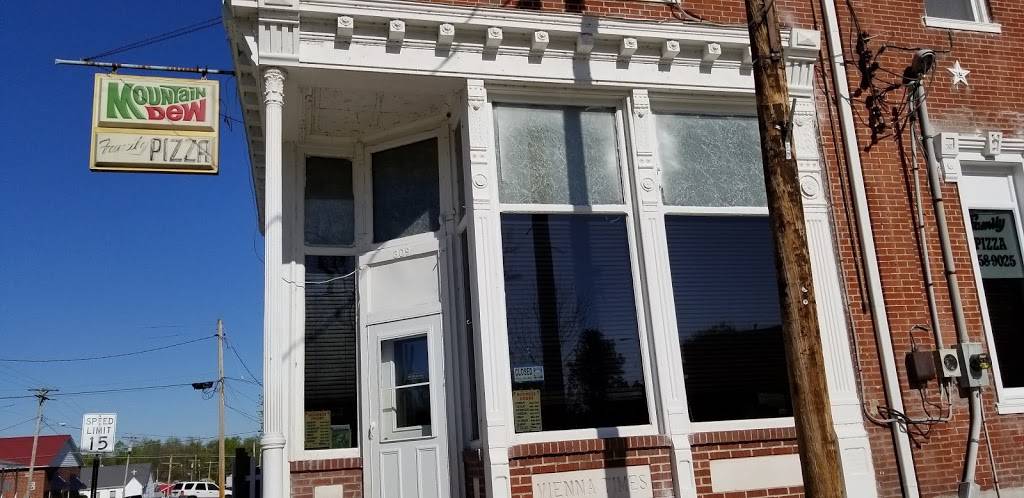 Family Pizza | restaurant | 309 E Main St, Vienna, IL 62995, USA | 6186589025 OR +1 618-658-9025