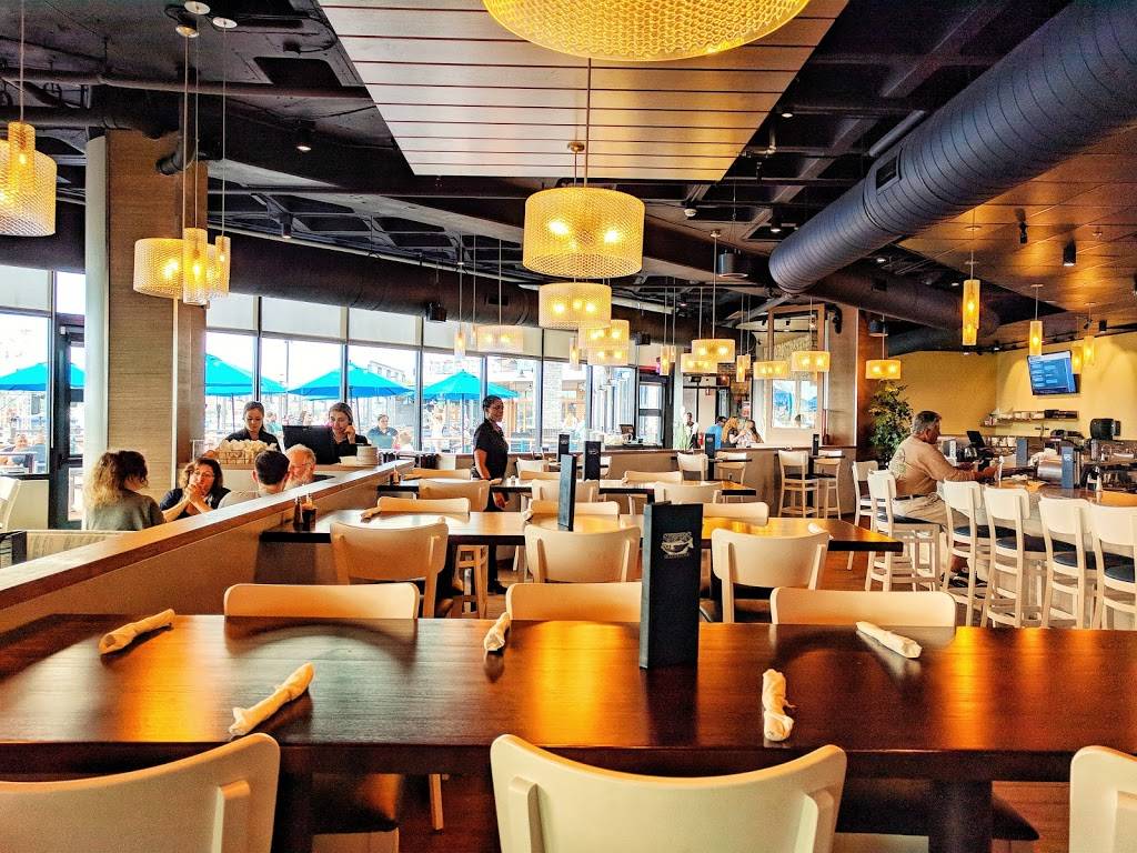 Stripers Waterside | restaurant | 333 Waterside Dr, Norfolk, VA 23510, USA | 7578374100 OR +1 757-837-4100