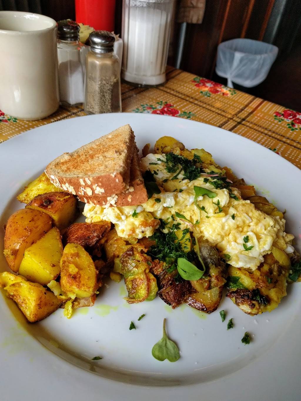 Helen’s Restaurant | restaurant | 2527 W Main St, Richmond, VA 23220, USA | 8043584370 OR +1 804-358-4370