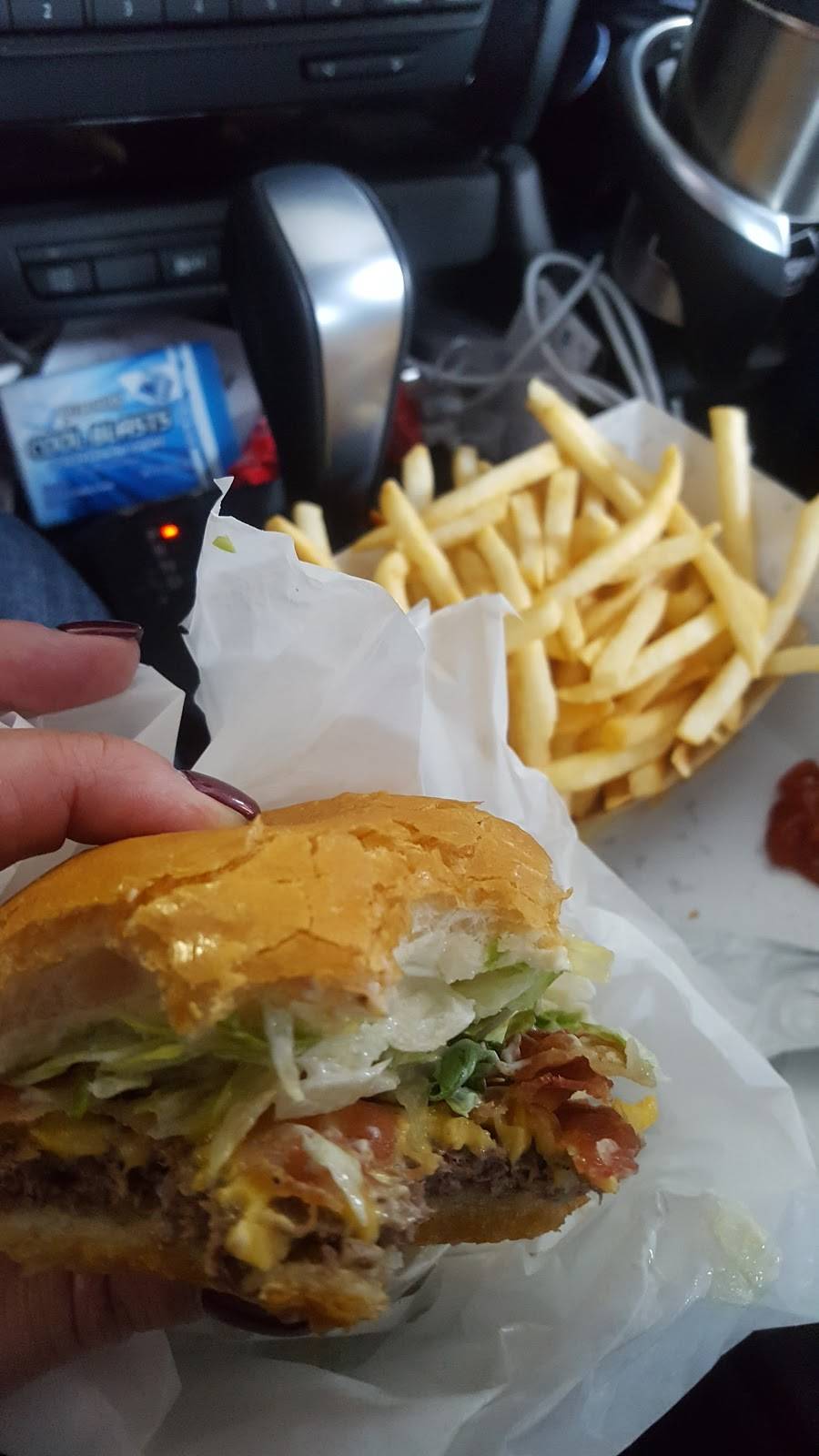 Chesters Drive-In | restaurant | 1504 Eastern Ave, Plymouth, WI 53073, USA | 9208927722 OR +1 920-892-7722