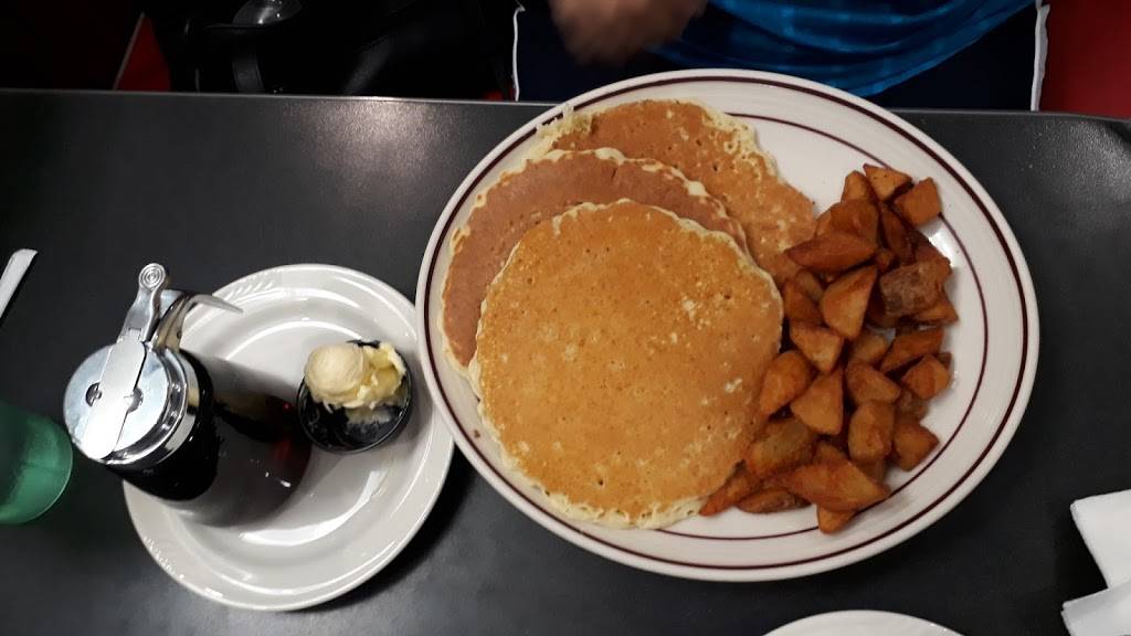 Friendlys | restaurant | 1090 Iyannough Rd, Hyannis, MA 02601, USA | 5087718145 OR +1 508-771-8145