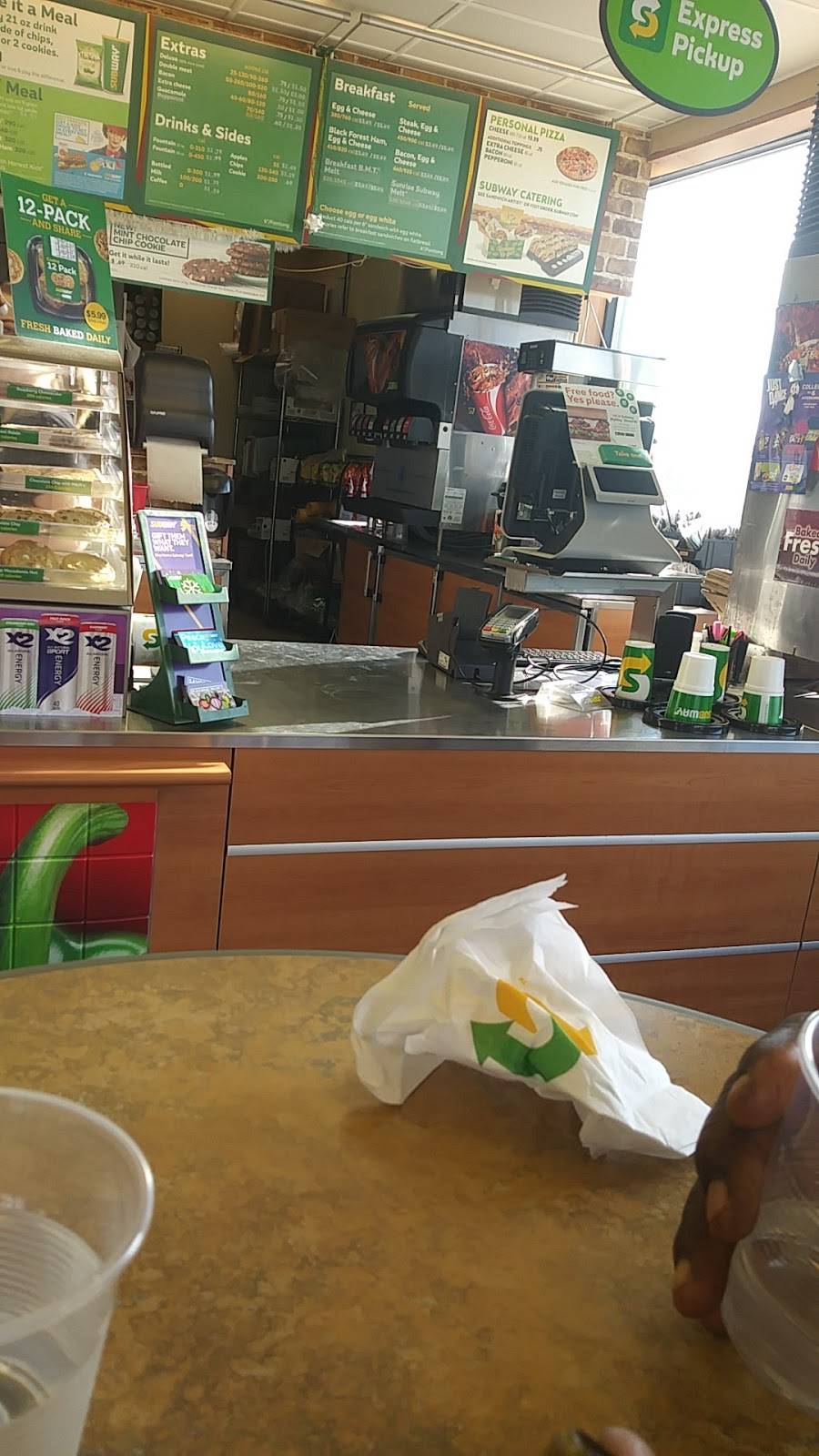 Subway | restaurant | 10 Burbeck Drive, Dwight, IL 60420, USA | 8155843800 OR +1 815-584-3800