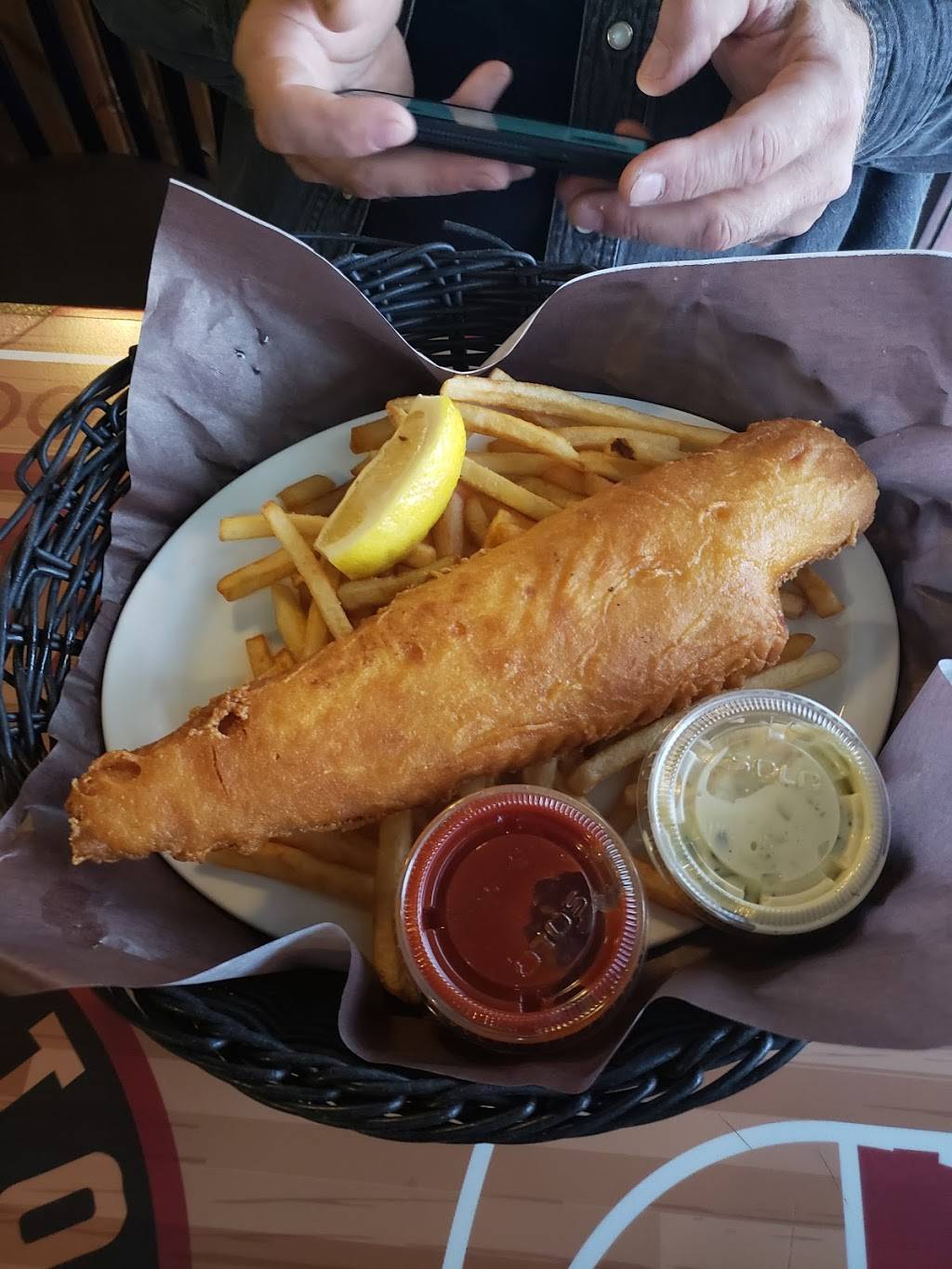 Lockeroom | restaurant | 201 Cundles Rd E, Barrie, ON L4M 4S5, Canada | 7057209060 OR +1 705-720-9060