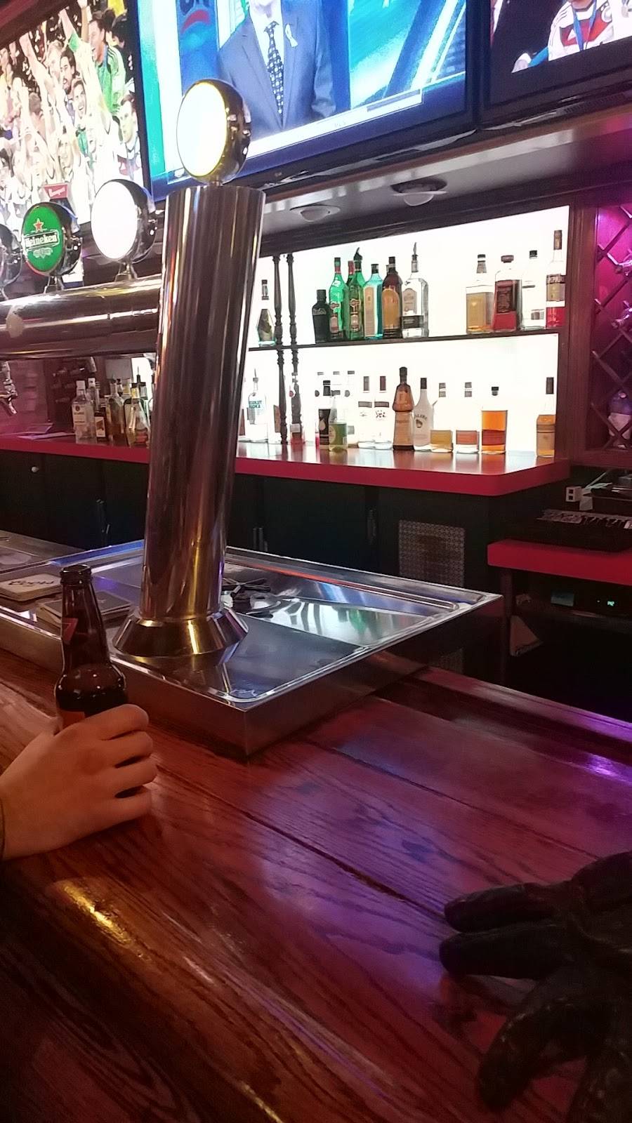 Wild Wing | restaurant | 4141 Dixie Rd, Mississauga, ON L4W 1V5, Canada | 2895212445 OR +1 289-521-2445