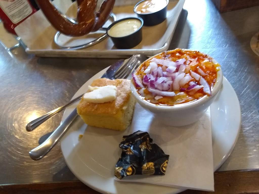 Salt hill Pub - West Leb | restaurant | Colonial Plaza, 5 Airport Rd, West Lebanon, NH 03784, USA | 6032985566 OR +1 603-298-5566