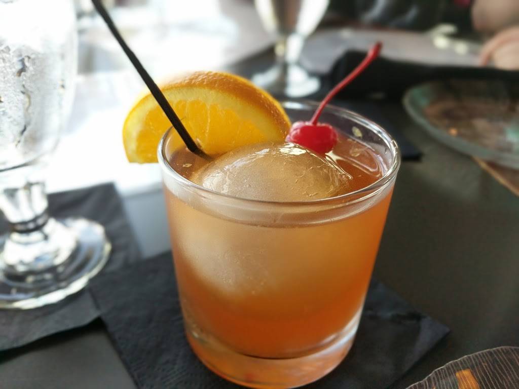 Martinis Grille | restaurant | 610 N 4th St #400, Burlington, IA 52601, USA | 3197526262 OR +1 319-752-6262