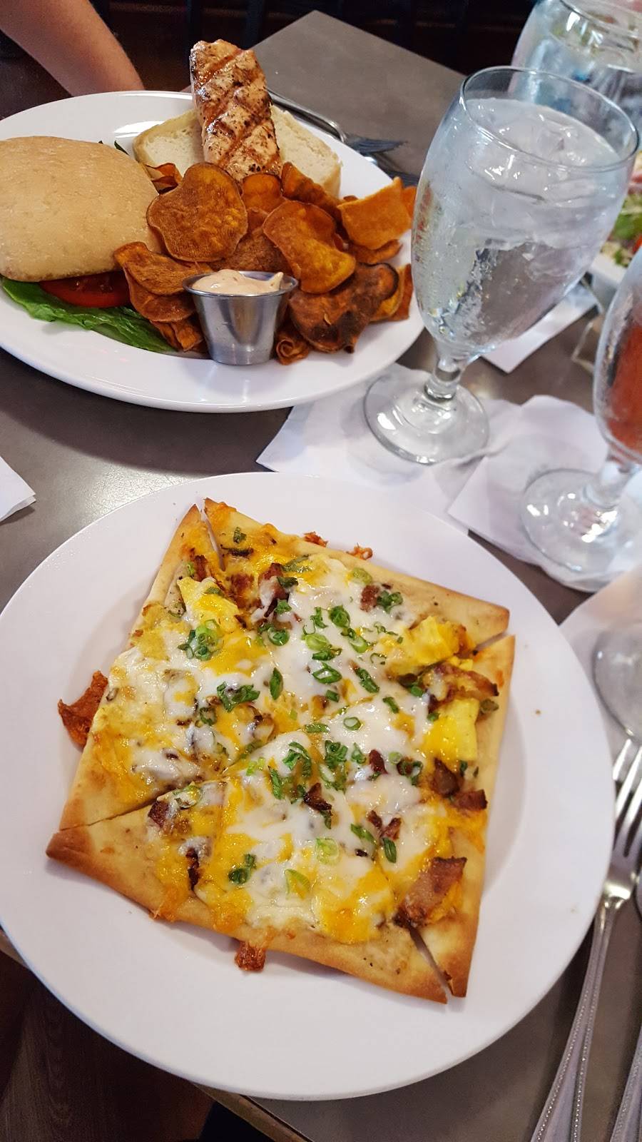 Tellers Gallery & Bar | restaurant | 820 E Broadway, Columbia, MO 65201, USA | 5734418355 OR +1 573-441-8355