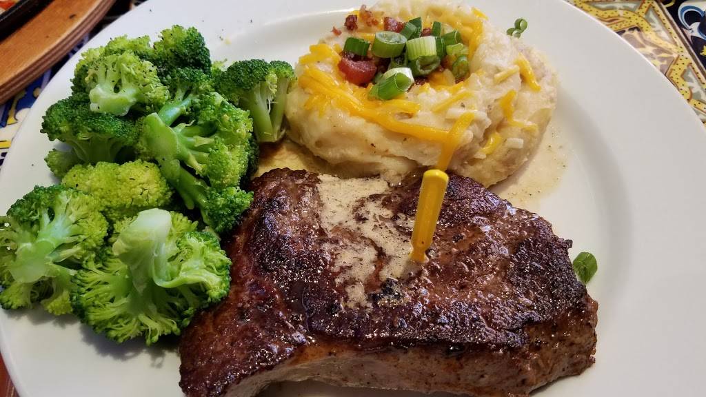 Chilis Grill & Bar | meal takeaway | 890 S Waukegan Rd, Waukegan, IL 60085, USA | 8476890540 OR +1 847-689-0540