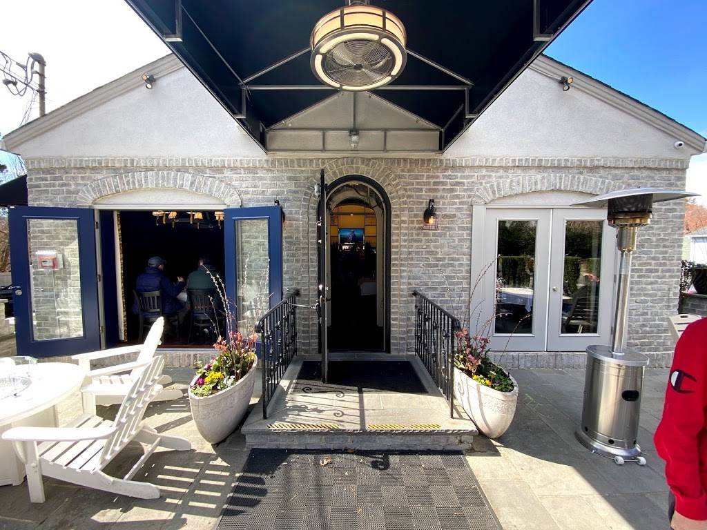 Coach Meeting House | restaurant | 160 Mill River Rd, Oyster Bay, NY 11771, USA | 5165889288 OR +1 516-588-9288