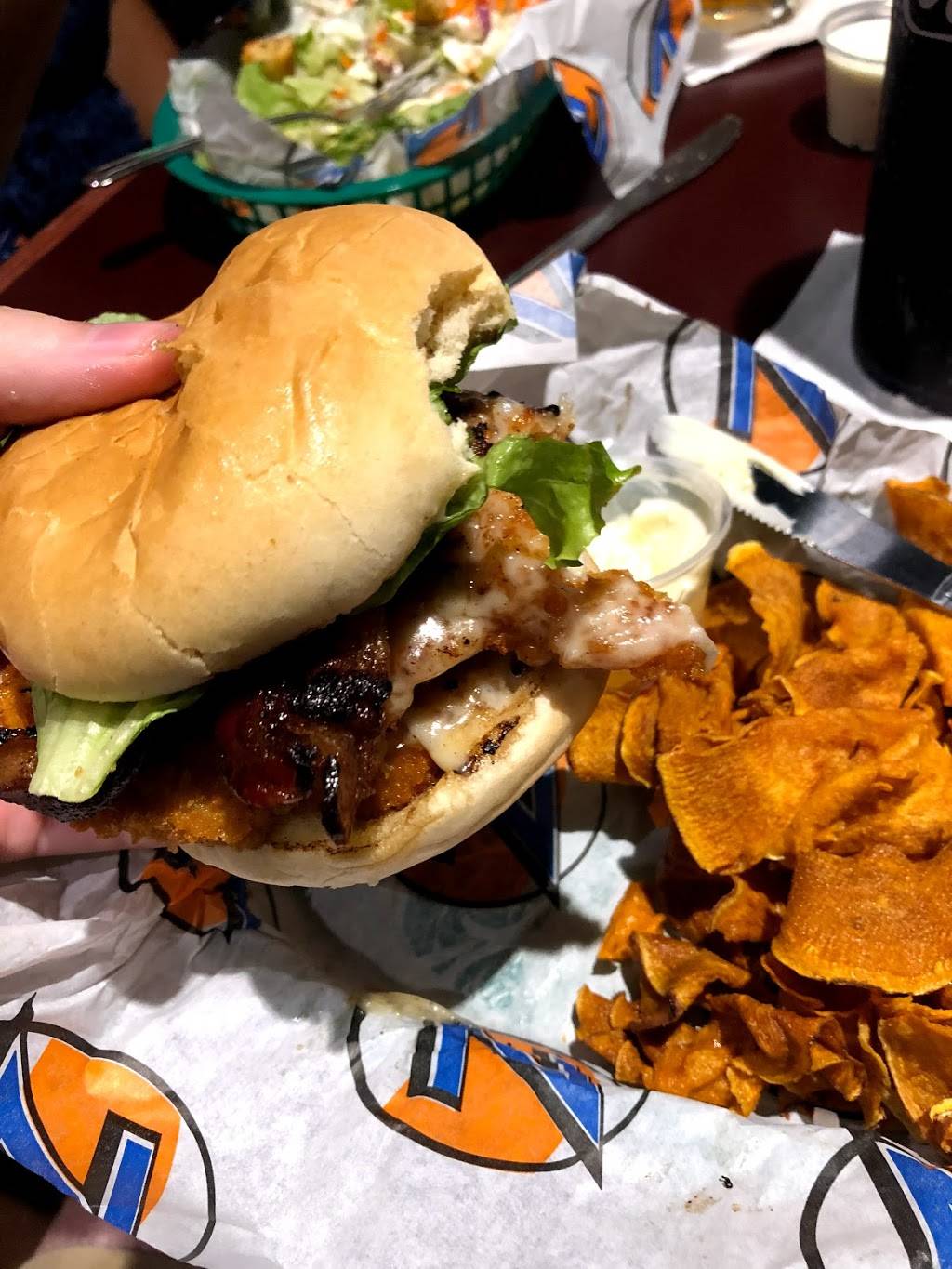 Zipps Sports Grill | restaurant | 1860 E Warner Rd, Tempe, AZ 85284, USA | 4807828877 OR +1 480-782-8877