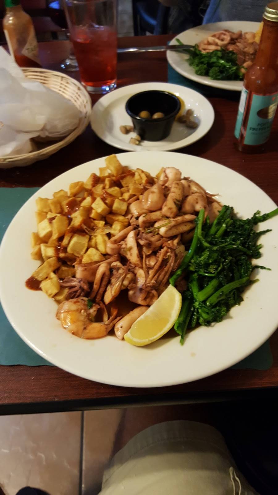 Primavera Pub | restaurant | 271 Newington Ave, Hartford, CT 06106, USA | 8609537411 OR +1 860-953-7411