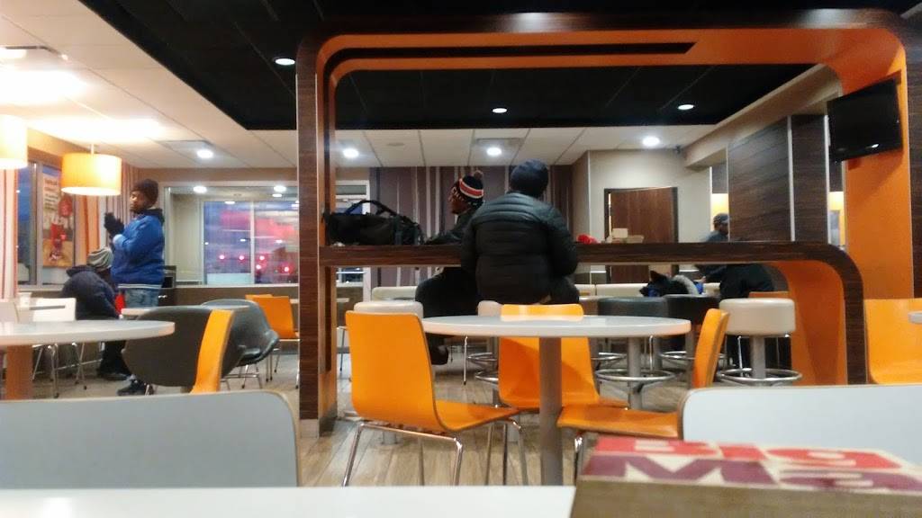 McDonalds | cafe | 2402 S Park St, Madison, WI 53713, USA | 6082511993 OR +1 608-251-1993