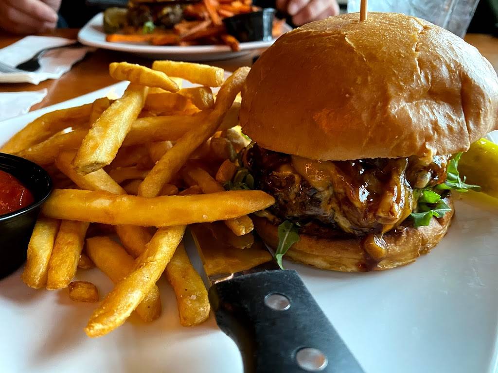 The Lodge Sports Grille | restaurant | 107 Lake St, Kirkland, WA 98033, USA | 4252027663 OR +1 425-202-7663