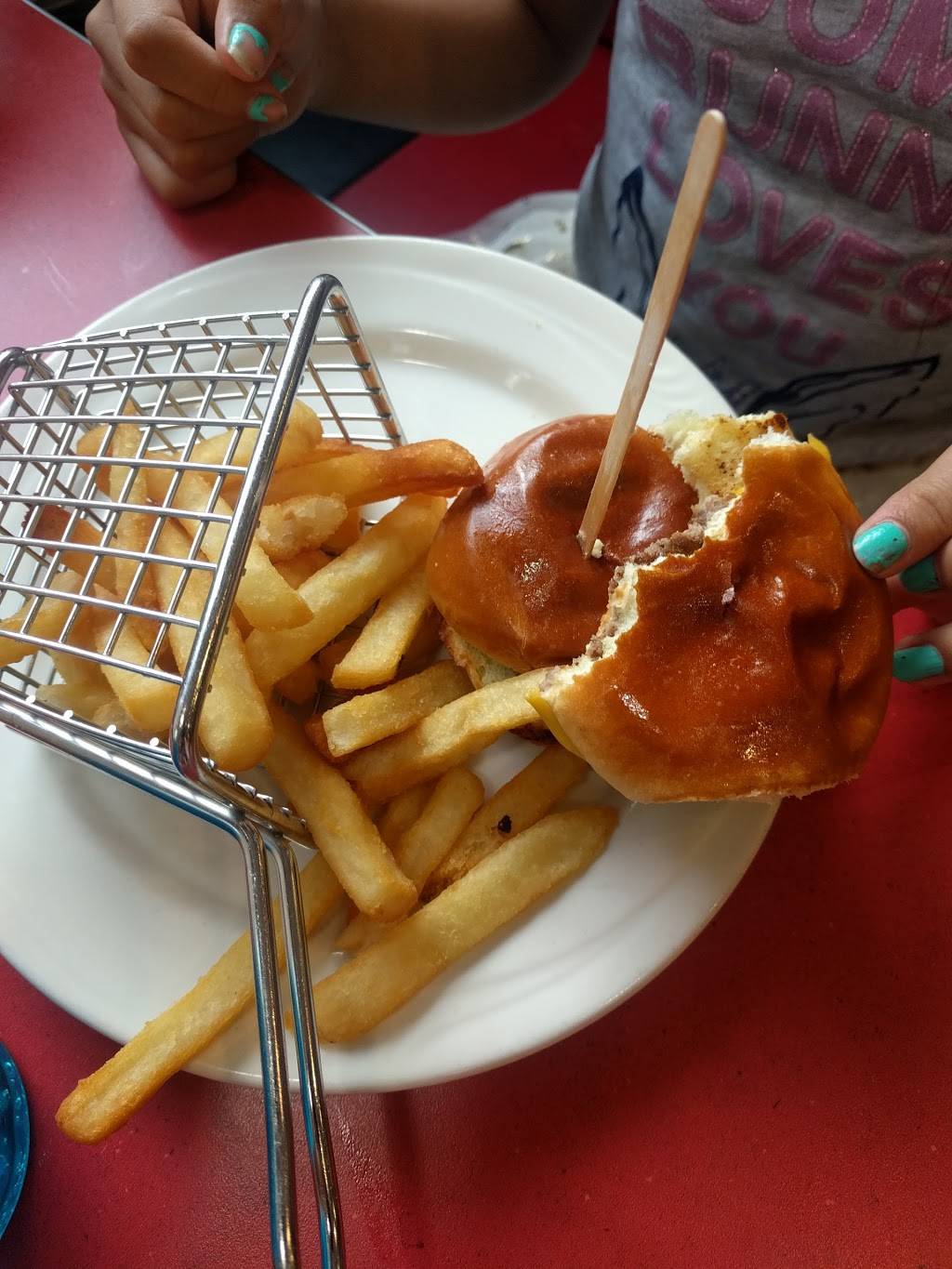 Friendlys | restaurant | 949 Old Country Rd, Riverhead, NY 11901, USA | 6317275139 OR +1 631-727-5139