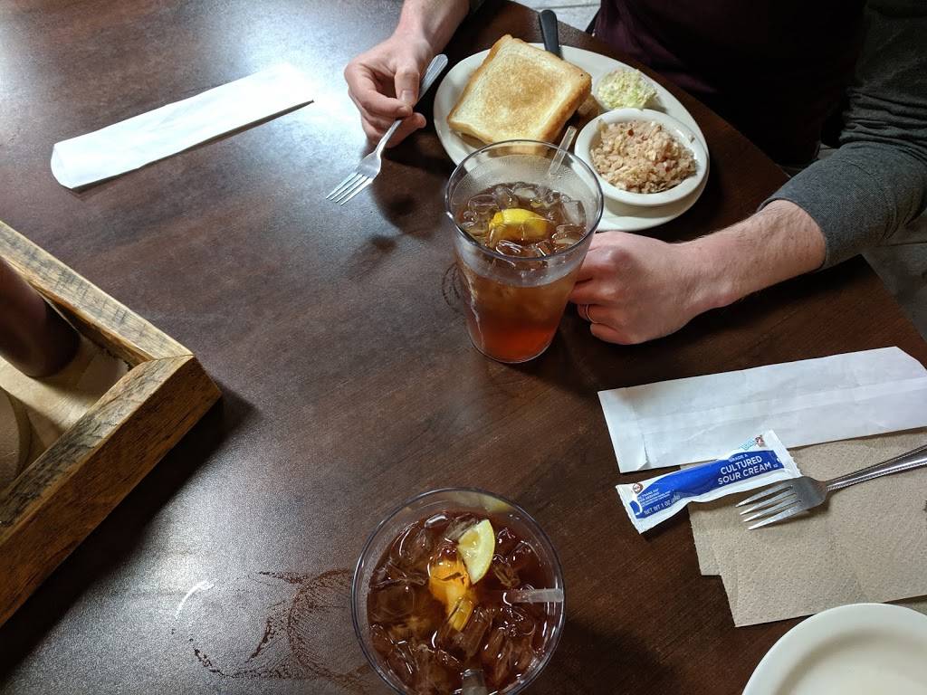 The Fishin Pig | restaurant | 6340, 1518 S Broadway St, Poplar Bluff, MO 63901, USA | 5737767442 OR +1 573-776-7442