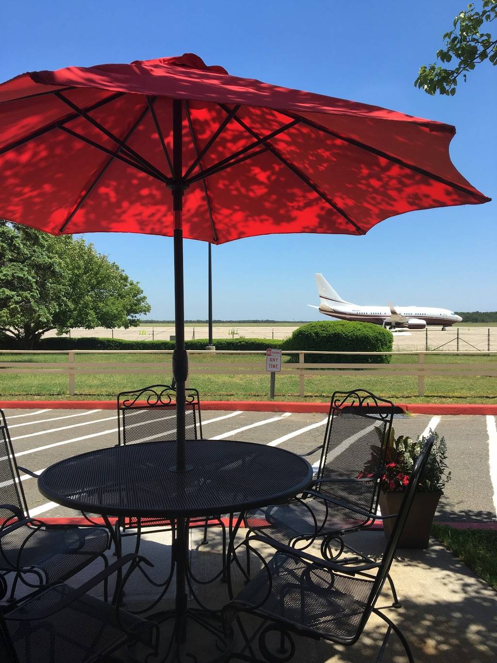 The Apron Cafe | cafe | 355 Gabreski Airport, Westhampton Beach, NY 11978, USA | 6316849996 OR +1 631-684-9996