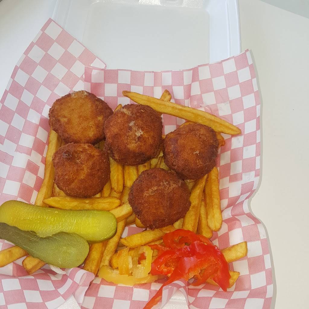 Le Chateau Chicken | restaurant | 300 City Centre Dr, Mississauga, ON L5B 3C1, Canada | 4168242113 OR +1 416-824-2113