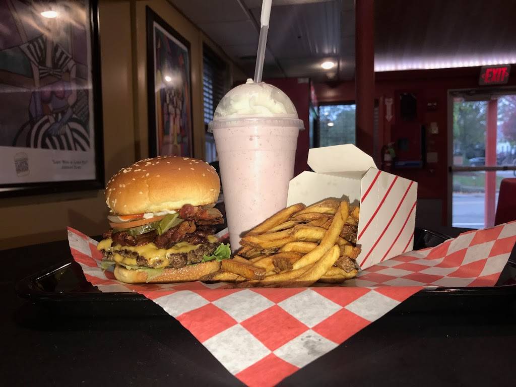 Flippin Burgers | restaurant | 10 Summer St, Bridgewater, MA 02324, USA | 5086976700 OR +1 508-697-6700