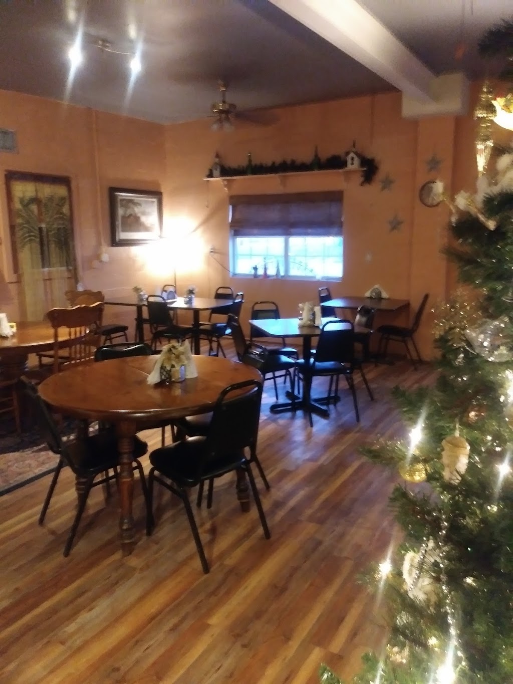 Lil Pesces Italian and Seafood Restaurant | restaurant | 1777 Georgia St, Alford, FL 32420, USA | 8505799941 OR +1 850-579-9941