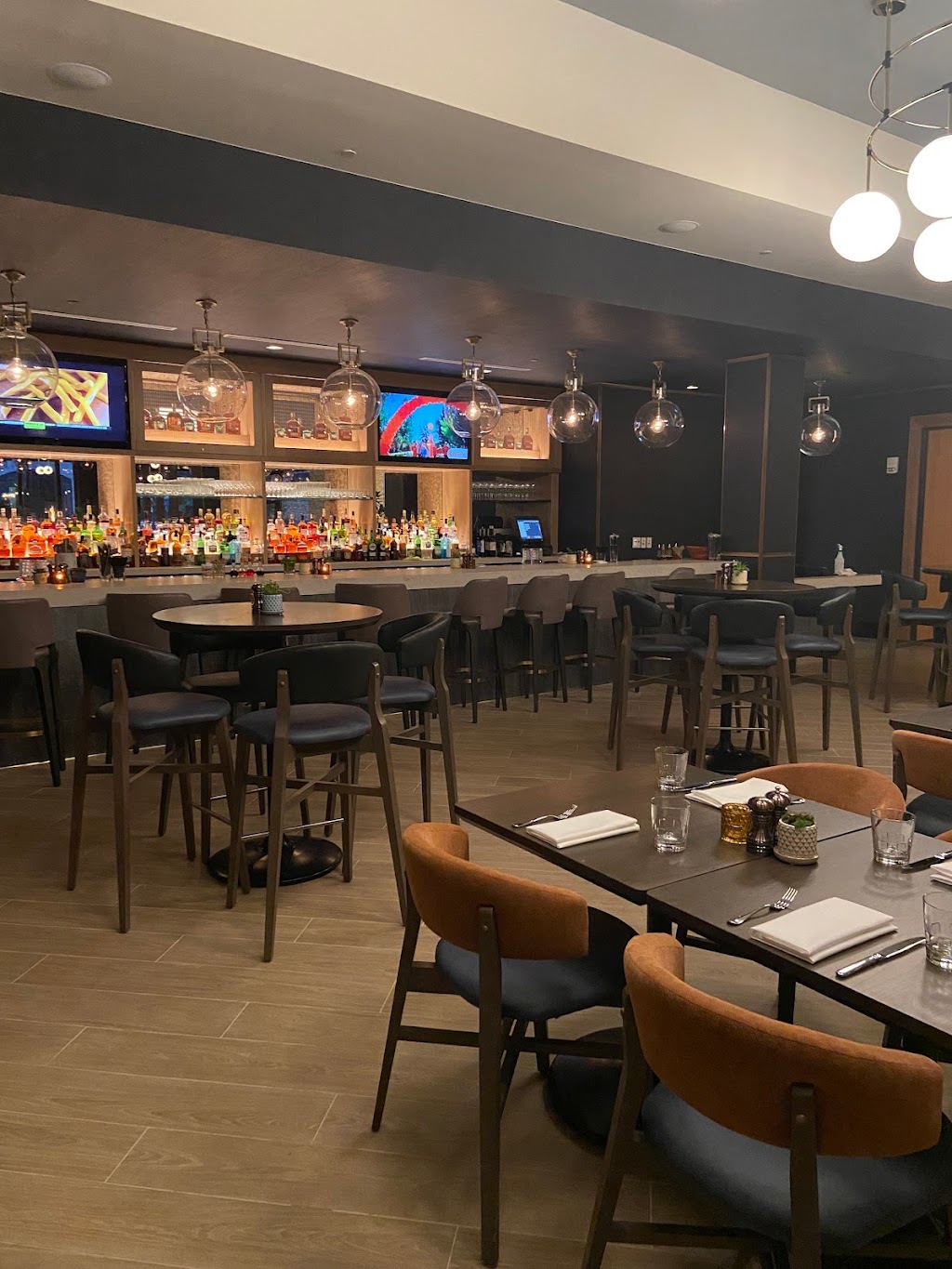 Fall Line Kitchen & Bar | restaurant | 500 E Broad St, Richmond, VA 23219, USA | 8045211897 OR +1 804-521-1897