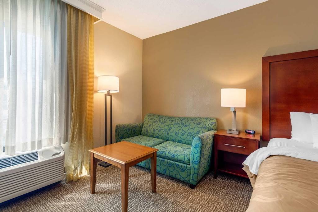 Quality Inn & Suites Olde Town | restaurant | 347 Effingham St, Portsmouth, VA 23704, USA | 7573977788 OR +1 757-397-7788
