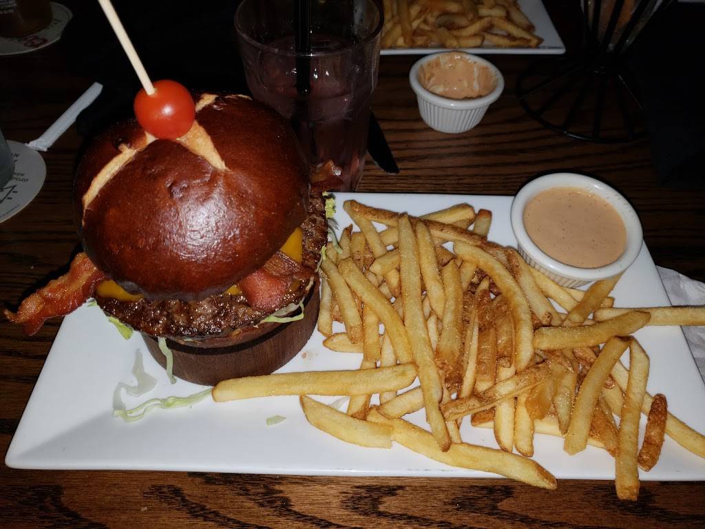 Cooms Corner Sports Grill | restaurant | 1225 E 9th St, Lockport, IL 60441, USA | 8158384420 OR +1 815-838-4420