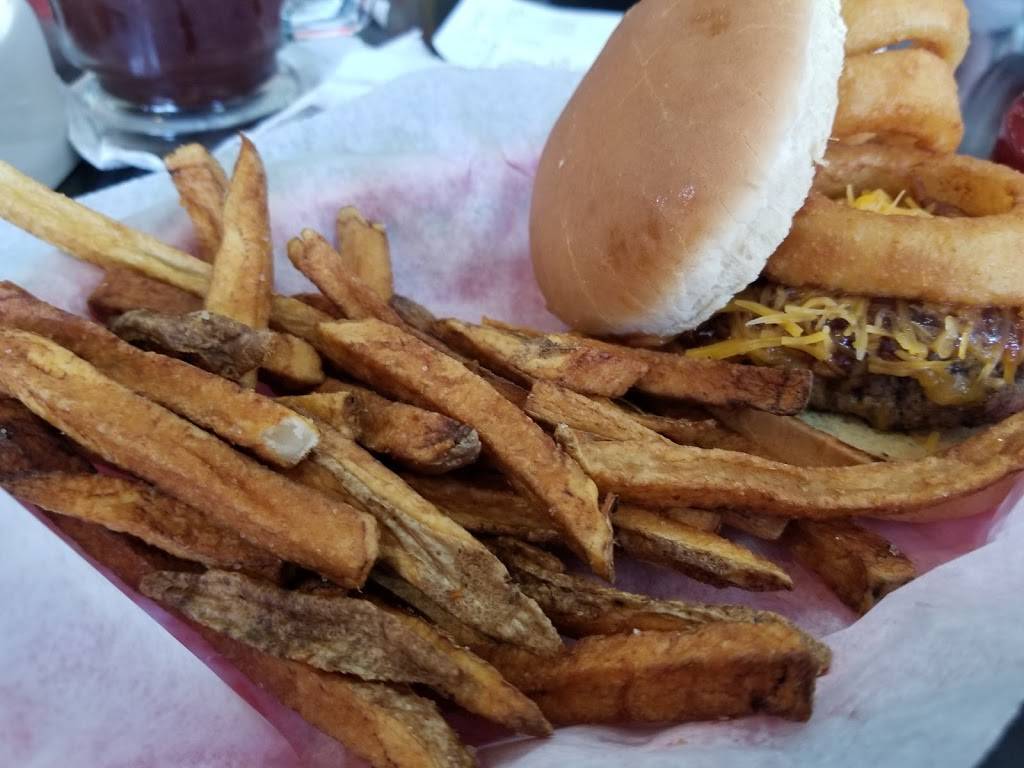 Chocolate Moose | restaurant | 101 N Main St, Farmland, IN 47340, USA | 7654687731 OR +1 765-468-7731