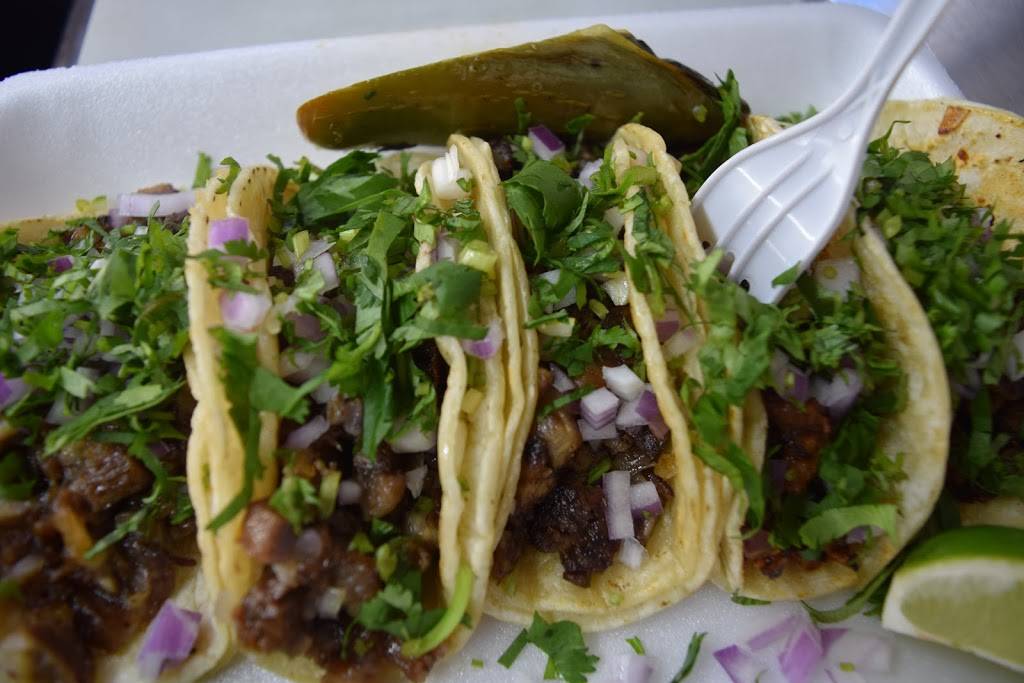 Tacos El Charrito | restaurant | 178 W Becher St, Milwaukee, WI 53204, USA | 4142108277 OR +1 414-210-8277