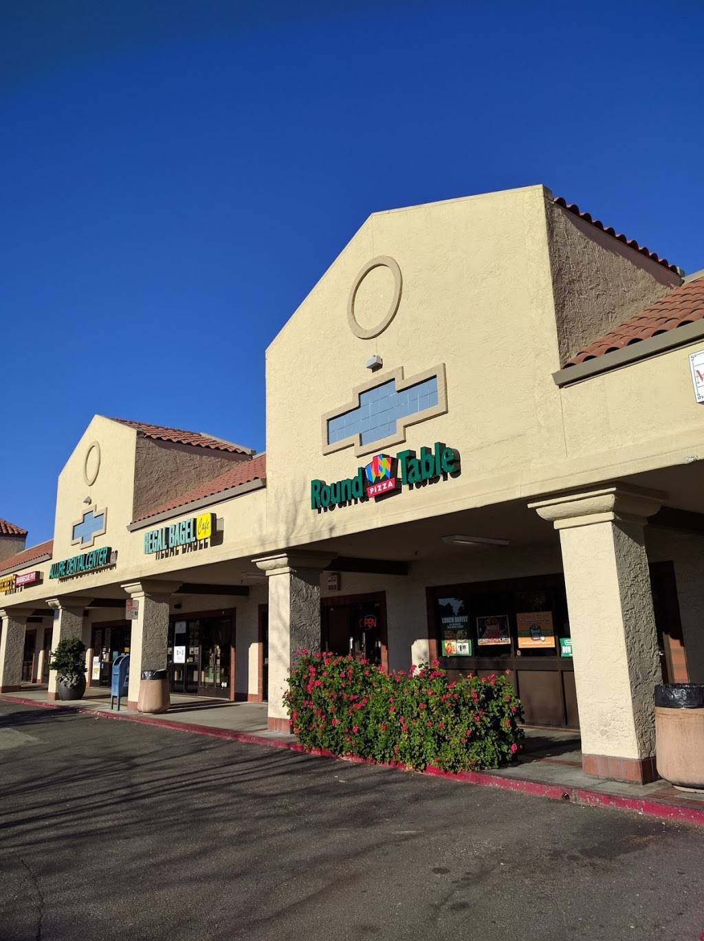 Round Table Pizza | meal delivery | 570 N Shoreline Blvd, Mountain View, CA 94043, USA | 6509610361 OR +1 650-961-0361