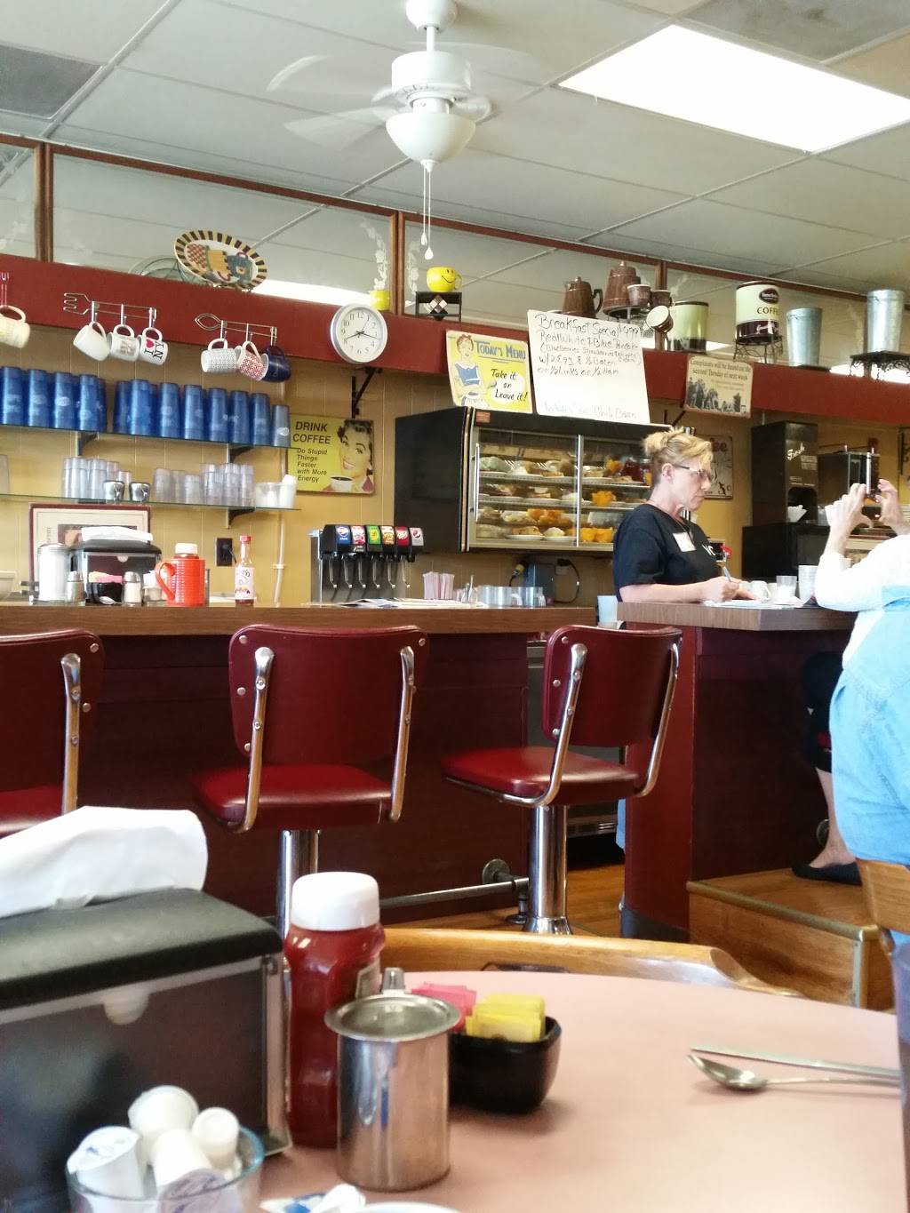 Village Coffee Shop | restaurant | 416 W Lodi Ave, Lodi, CA 95240, USA | 2093681929 OR +1 209-368-1929