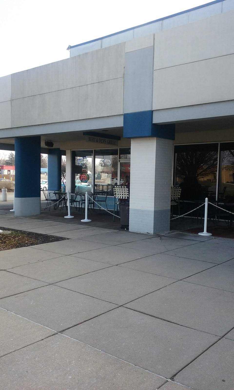 Bert & Dens Grille | restaurant | 4200 S East St #6, Indianapolis, IN 46227, USA | 3177807001 OR +1 317-780-7001