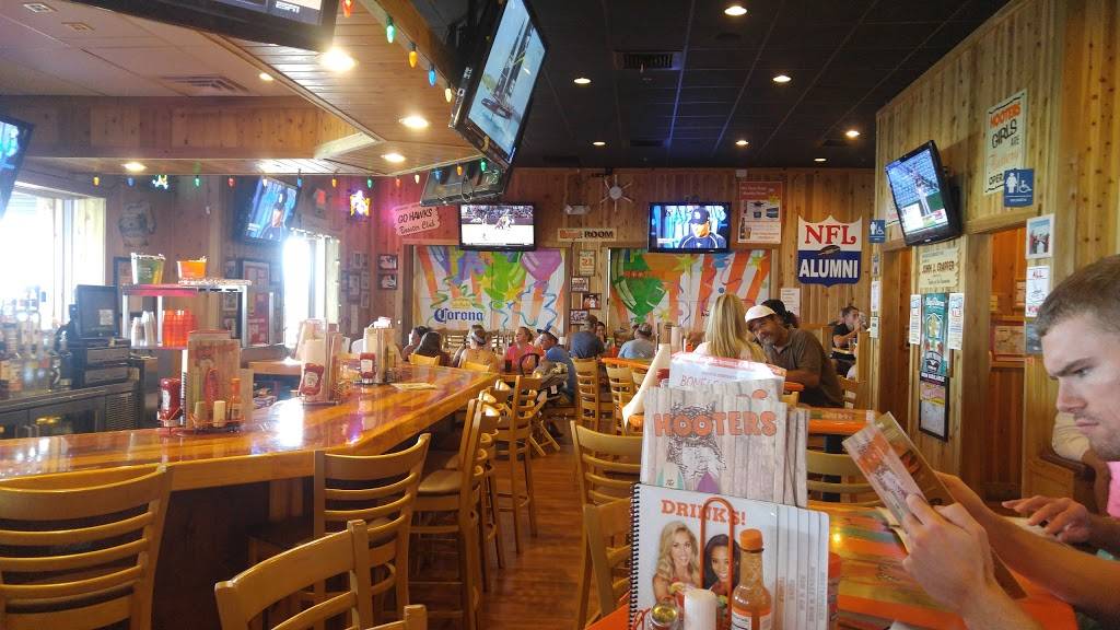 Hooters | meal takeaway | 192 W, Boardwalk Pl E, Madeira Beach, FL 33708, USA | 7277974668 OR +1 727-797-4668