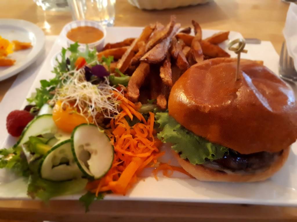 La Sarcelle | restaurant | 7 Rue de la Rivière, Bedford, QC J0J 1A0, Canada | 4502484440 OR +1 450-248-4440